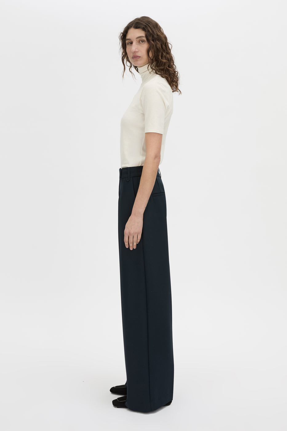 Side view CAMILLA AND MARC Bostan tailored mid-rise pant in navy.