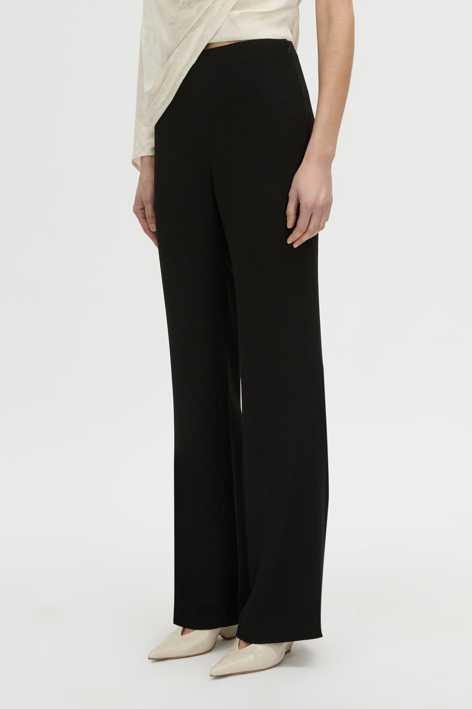 Cropped CAMILLA AND MARC Darien pant in black.
