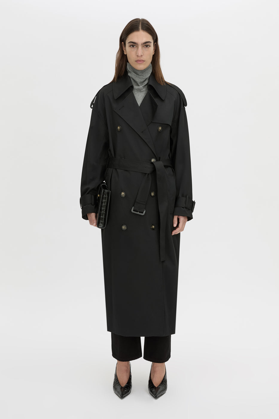 Front view CAMILLA AND MARC Evans classic trench coat in black in twill fabrication.