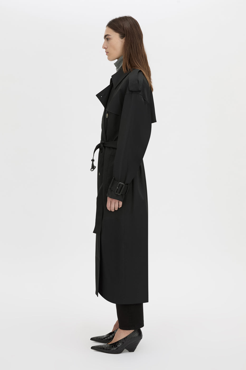 Side view CAMILLA AND MARC Evans classic trench coat in black in twill fabrication.