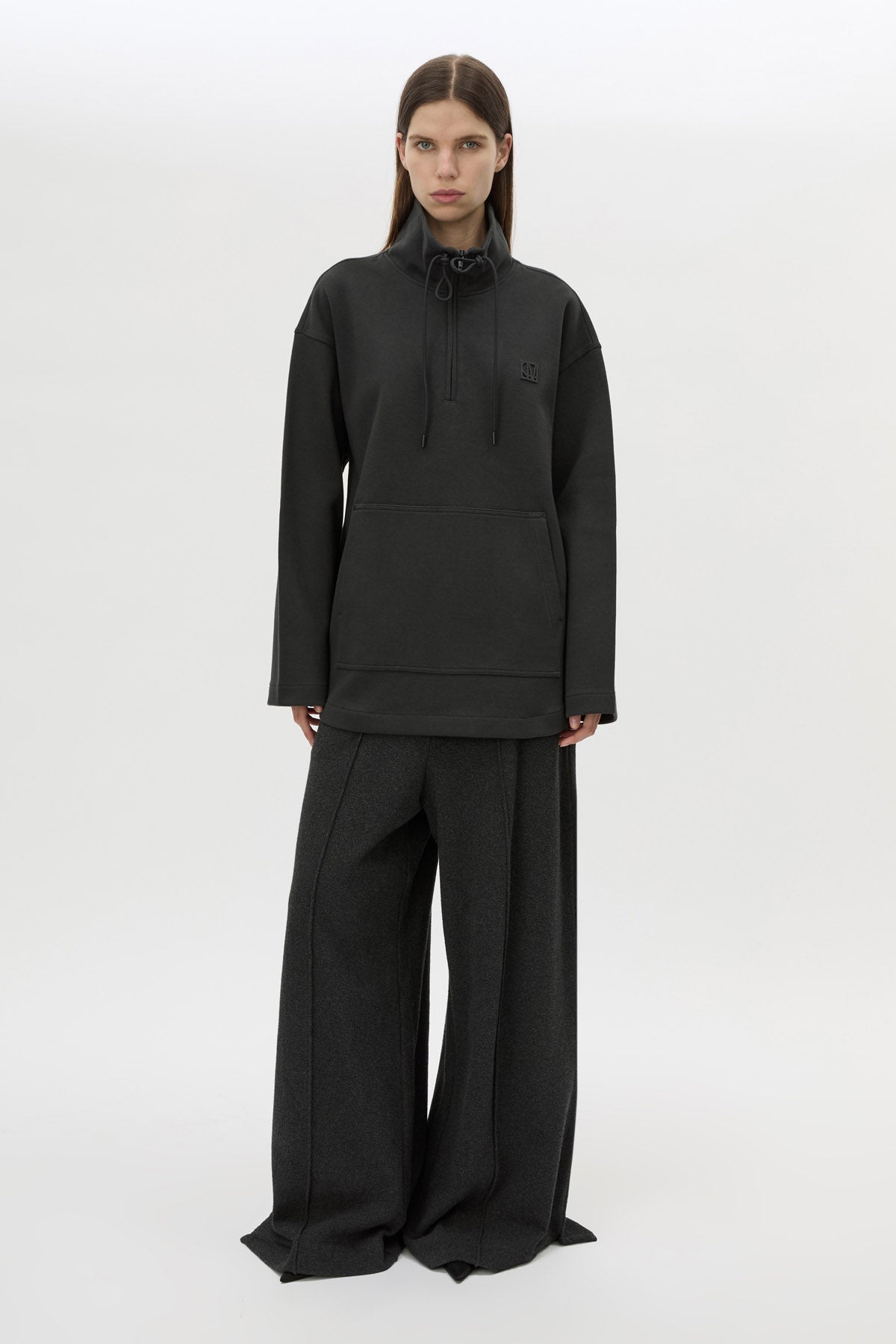 Front view CAMILLA AND MARC Figura Sweater in Coal Grey with cropped fleece, pullover design and quarter zip. 