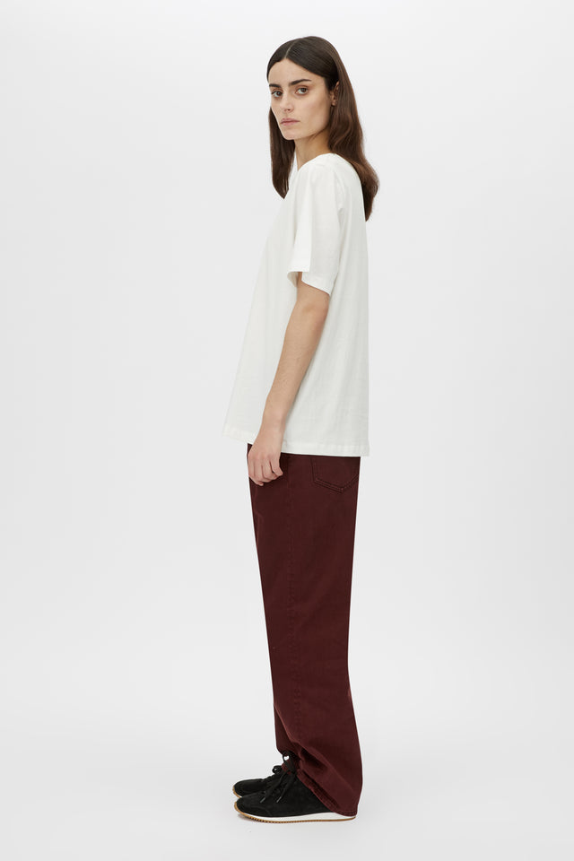 Tシャツ・カットソー Camilla White V-Neck Crop Top With Knot Detailing And Wide Lyra Logo Cotton Tee in Soft White CAMILLA AND MARC® C&M