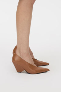 Side styled view CAMILLA AND MARC Rhys Pump in tan soft nappa leather.
