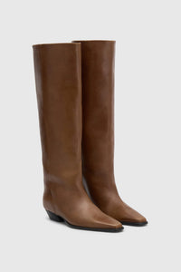 Three-quarter view CAMILLA AND MARC Rowan Knee Boot in Tan tumbled‑look Italian leather.